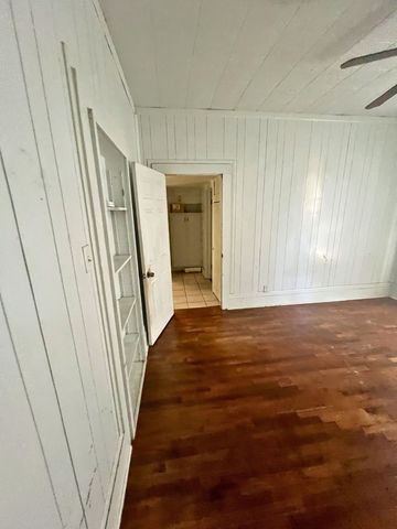 728 Ritchey Street, Gainesville, TX 76240