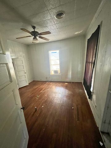 728 Ritchey Street, Gainesville, TX 76240