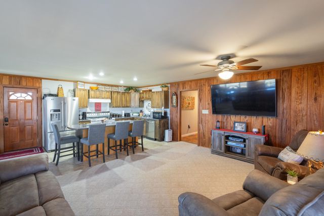 982 LOST CREEK BOAT DK RD, Decaturville, TN 38329