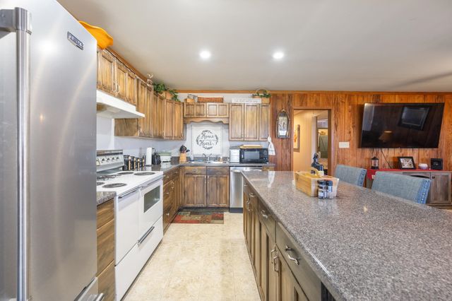 982 LOST CREEK BOAT DK RD, Decaturville, TN 38329