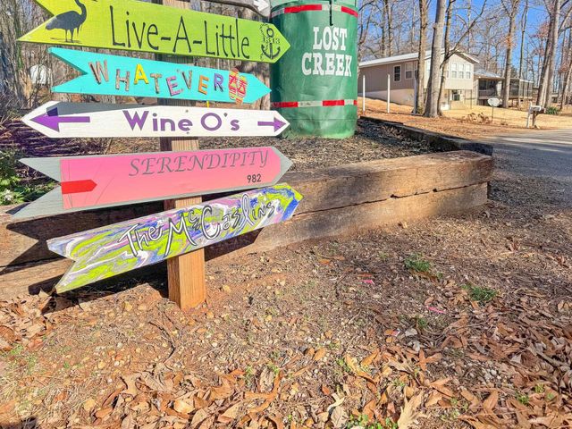 982 LOST CREEK BOAT DK RD, Decaturville, TN 38329