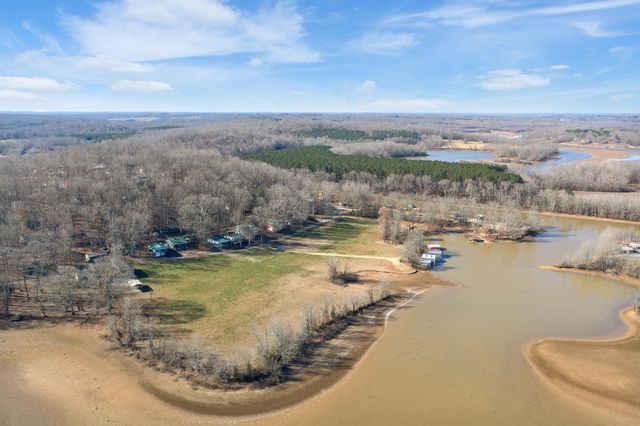 982 LOST CREEK BOAT DK RD, Decaturville, TN 38329