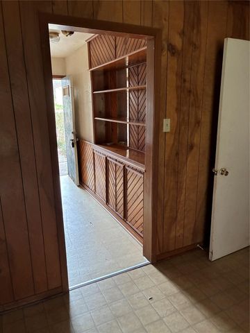 104 Sabine, Huntsville, TX 77320