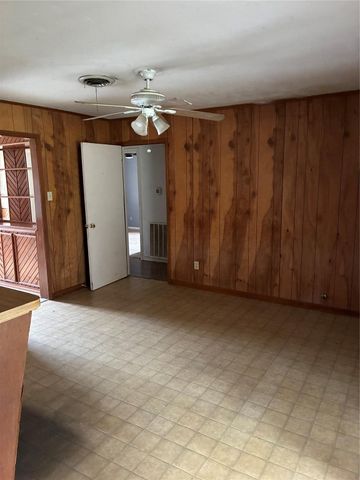 104 Sabine, Huntsville, TX 77320