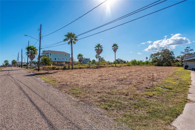 2225 Avenue A, San Leon, TX 77539