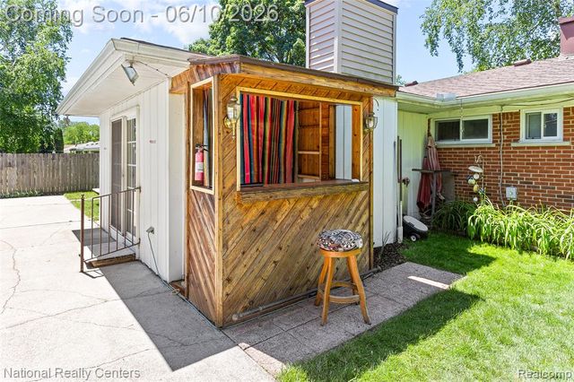 23950 Meadowbrook Road, Novi, MI 48375