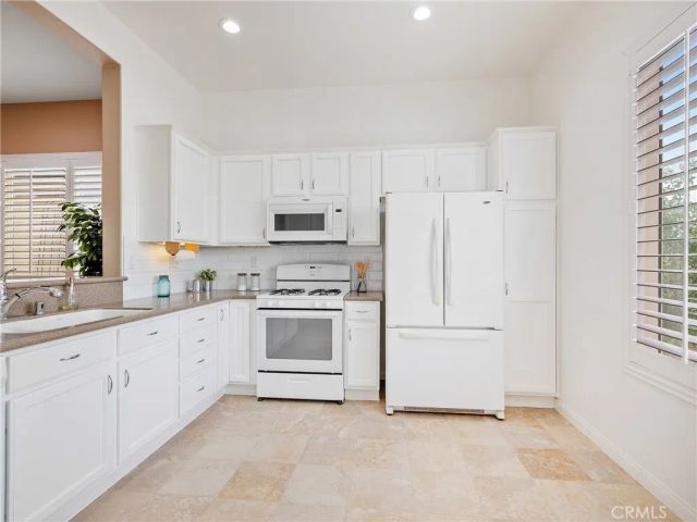 10364 Lakeshore Drive, Apple Valley, CA 92308