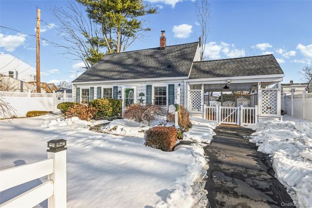 15 Primrose Lane, Levittown, NY 11756