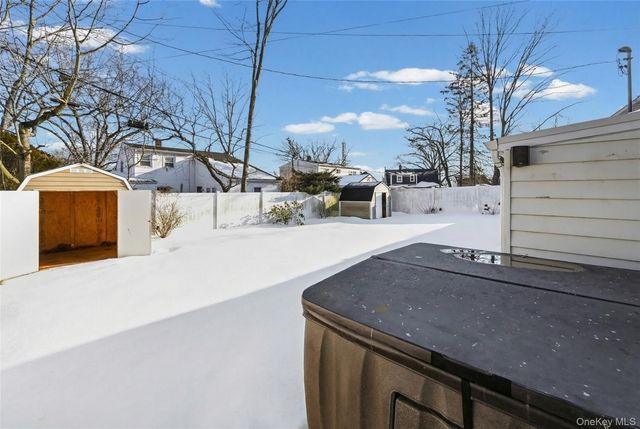 15 Primrose Lane, Levittown, NY 11756