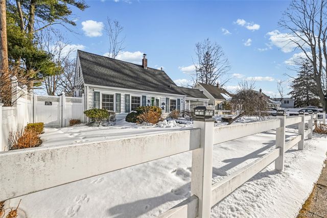 15 Primrose Lane, Levittown, NY 11756