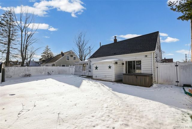 15 Primrose Lane, Levittown, NY 11756