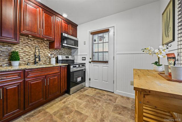 15 Primrose Lane, Levittown, NY 11756