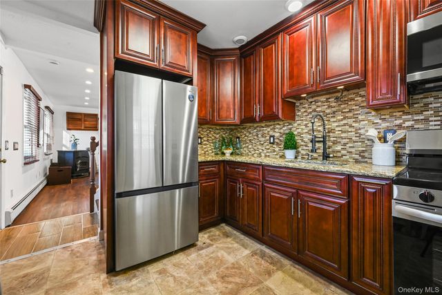 15 Primrose Lane, Levittown, NY 11756