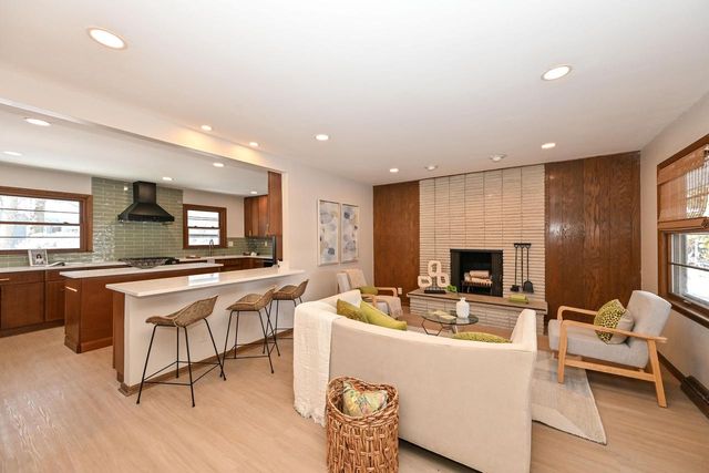 7711 N Van Dyke ROAD, Fox Point, WI 53217