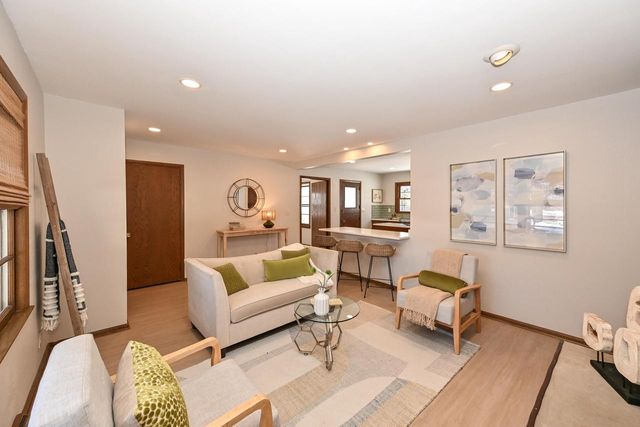 7711 N Van Dyke ROAD, Fox Point, WI 53217