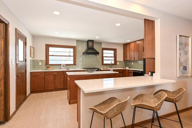 7711 N Van Dyke ROAD, Fox Point, WI 53217