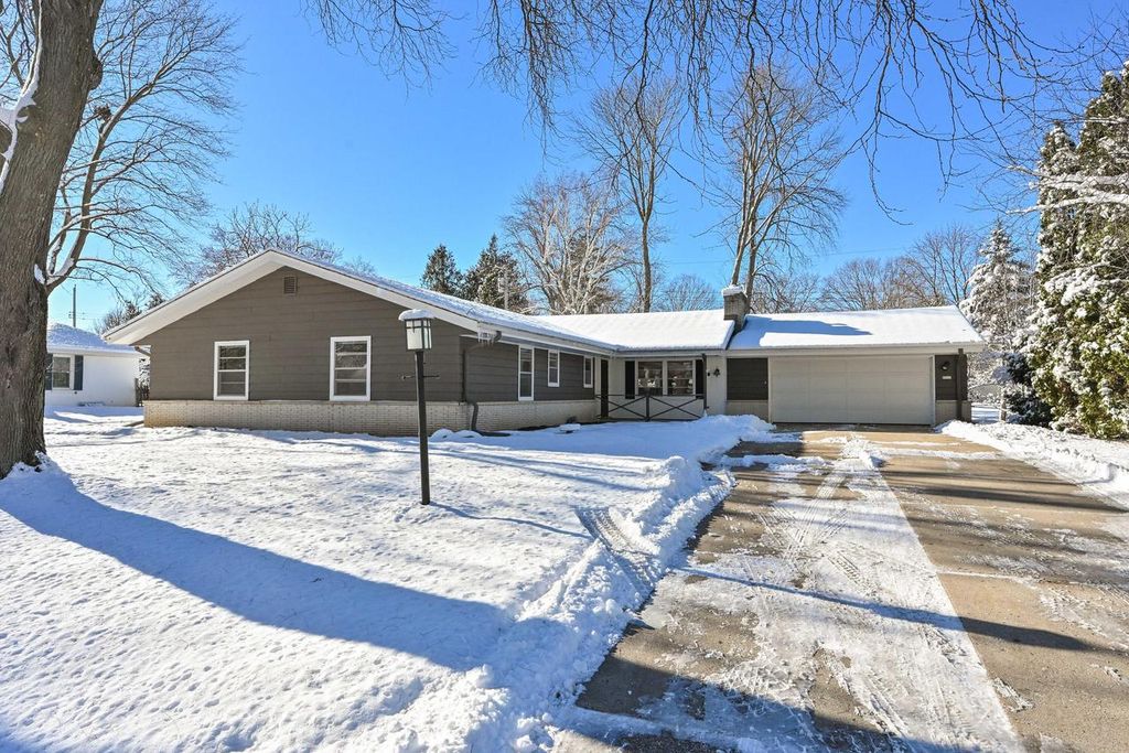 7711 N Van Dyke ROAD, Fox Point, WI 53217