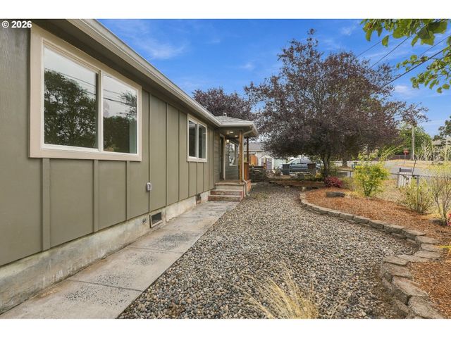 499 N 10TH St, St Helens, OR 97051