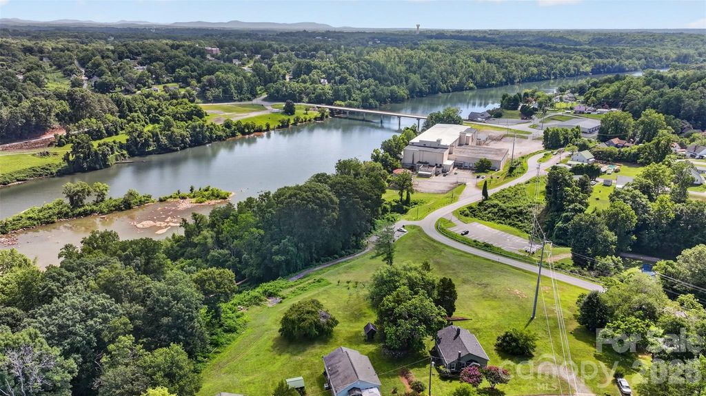 106 Lake Drive, Hickory, NC 28601