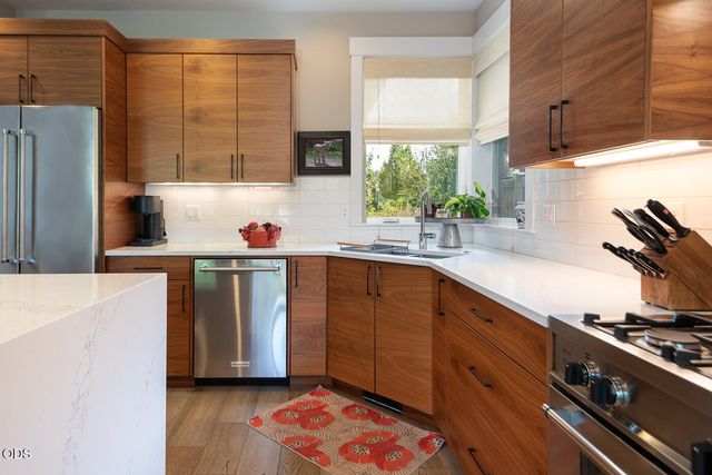 2100 NW Newport Hills Drive, Bend, OR 97703