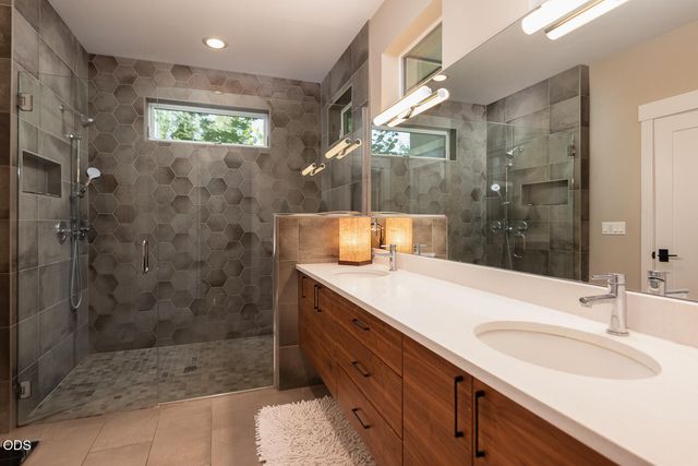 2100 NW Newport Hills Drive, Bend, OR 97703