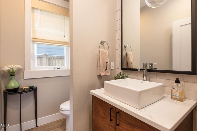 2100 NW Newport Hills Drive, Bend, OR 97703