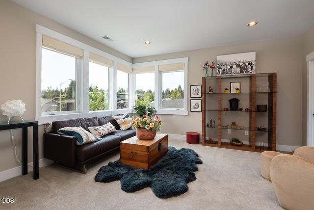 2100 NW Newport Hills Drive, Bend, OR 97703