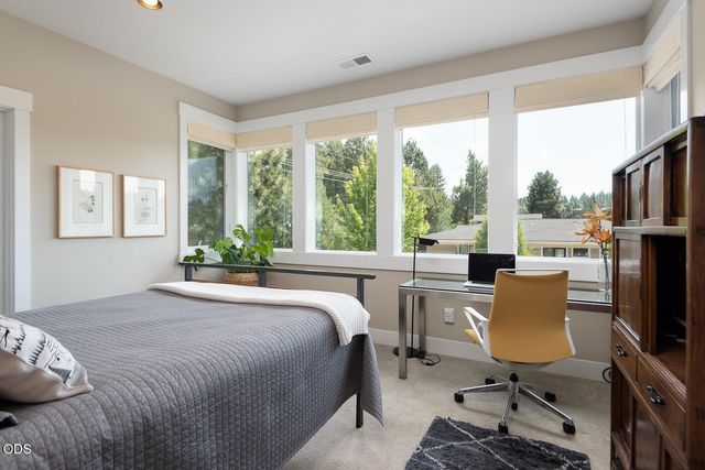 2100 NW Newport Hills Drive, Bend, OR 97703