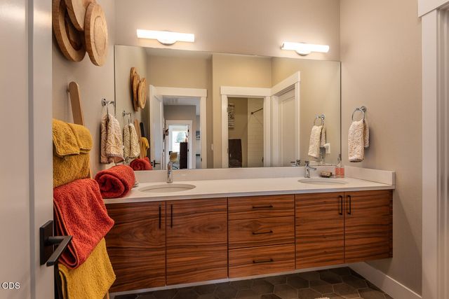 2100 NW Newport Hills Drive, Bend, OR 97703