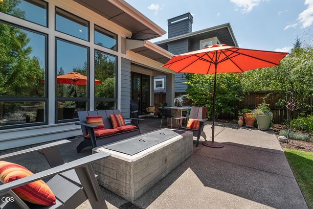 2100 NW Newport Hills Drive, Bend, OR 97703