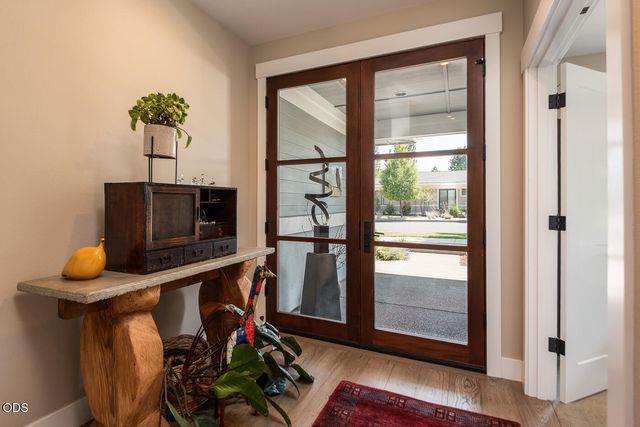 2100 NW Newport Hills Drive, Bend, OR 97703
