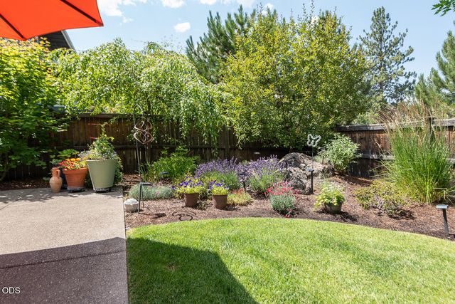 2100 NW Newport Hills Drive, Bend, OR 97703