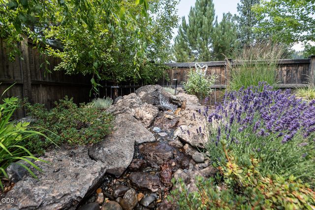 2100 NW Newport Hills Drive, Bend, OR 97703