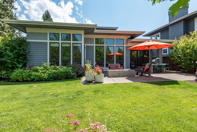 2100 NW Newport Hills Drive, Bend, OR 97703