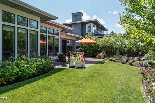 2100 NW Newport Hills Drive, Bend, OR 97703