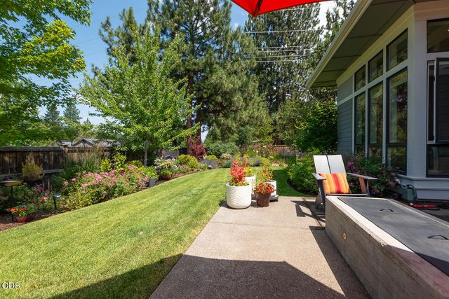 2100 NW Newport Hills Drive, Bend, OR 97703