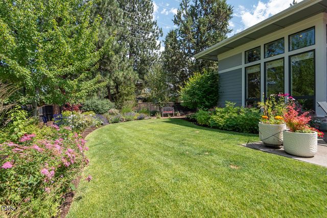 2100 NW Newport Hills Drive, Bend, OR 97703