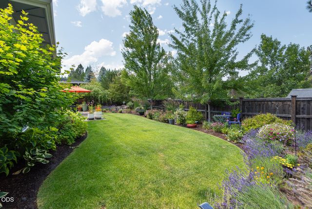 2100 NW Newport Hills Drive, Bend, OR 97703