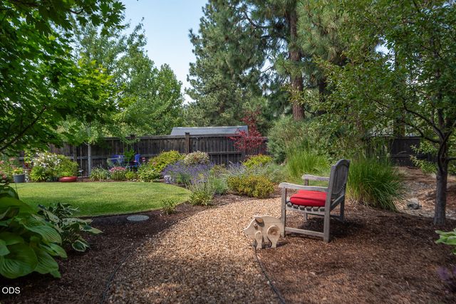 2100 NW Newport Hills Drive, Bend, OR 97703