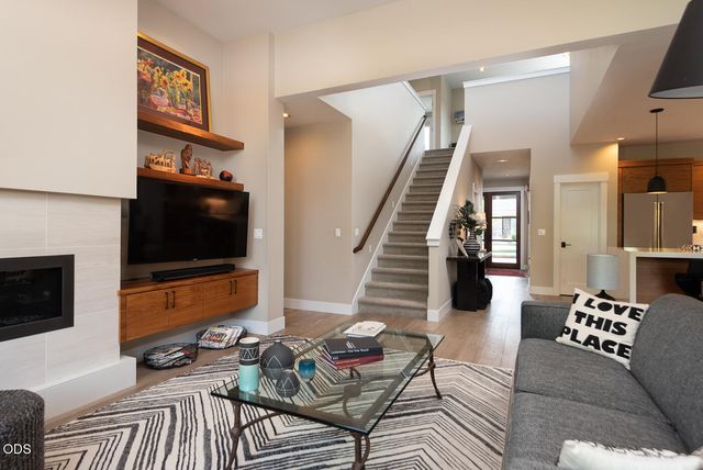 2100 NW Newport Hills Drive, Bend, OR 97703
