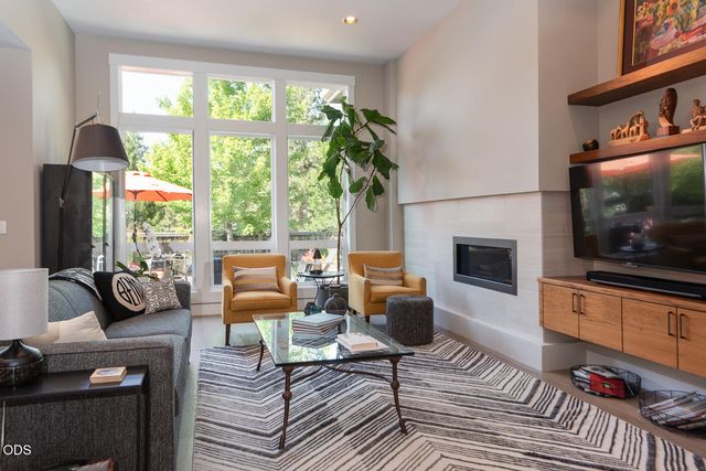 2100 NW Newport Hills Drive, Bend, OR 97703