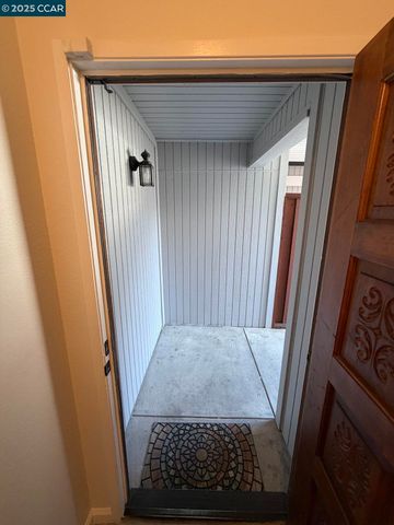 105 Via Cabrera Ln, Martinez, CA 94553