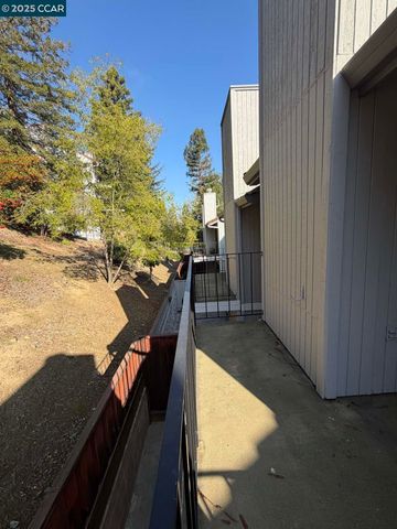 105 Via Cabrera Ln, Martinez, CA 94553