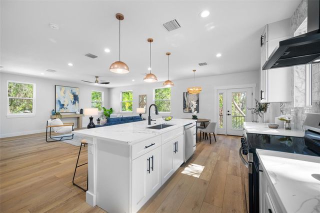 1004 W HENRY AVENUE, Tampa, FL 33604