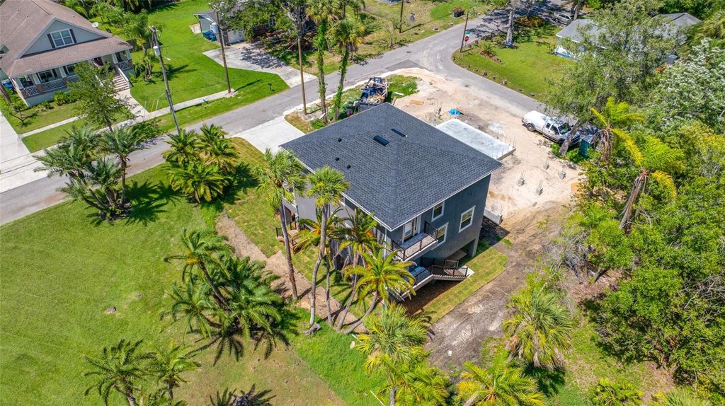 Image 2 of property listing at 1004 W HENRY AVENUE, Tampa, FL 33604