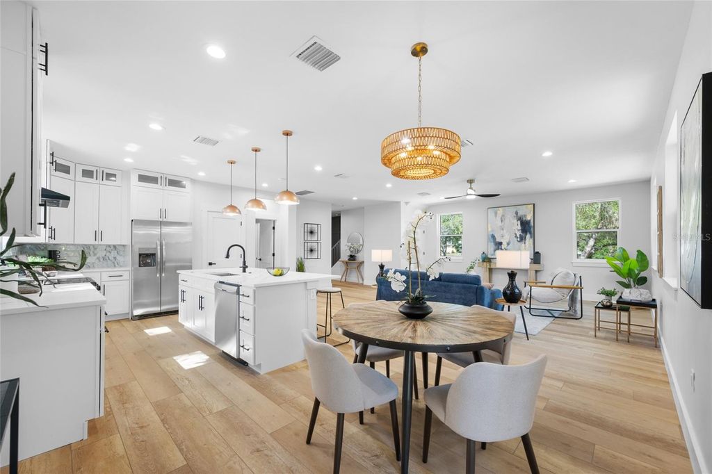 Image 13 of property listing at 1004 W HENRY AVENUE, Tampa, FL 33604