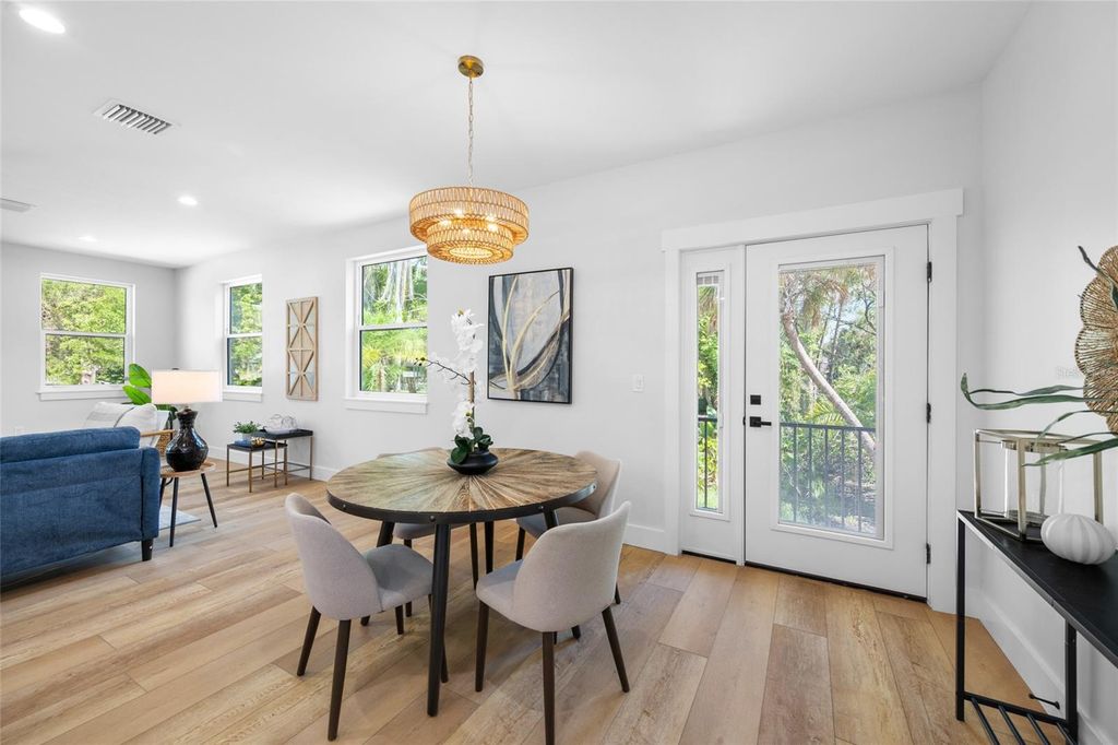 Image 14 of property listing at 1004 W HENRY AVENUE, Tampa, FL 33604