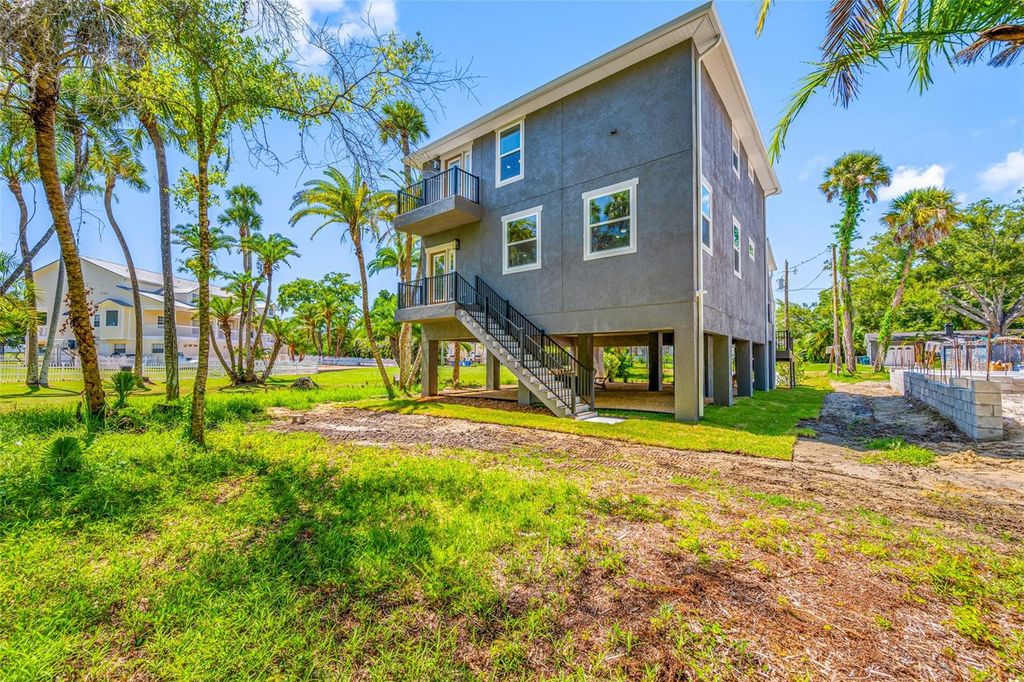 Image 42 of property listing at 1004 W HENRY AVENUE, Tampa, FL 33604
