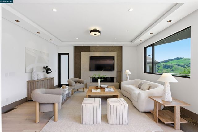 11 Bigleaf Road, Orinda, CA 94563