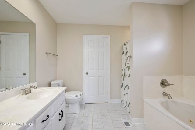 5114 Hunters Point Cir, Louisville, KY 40216